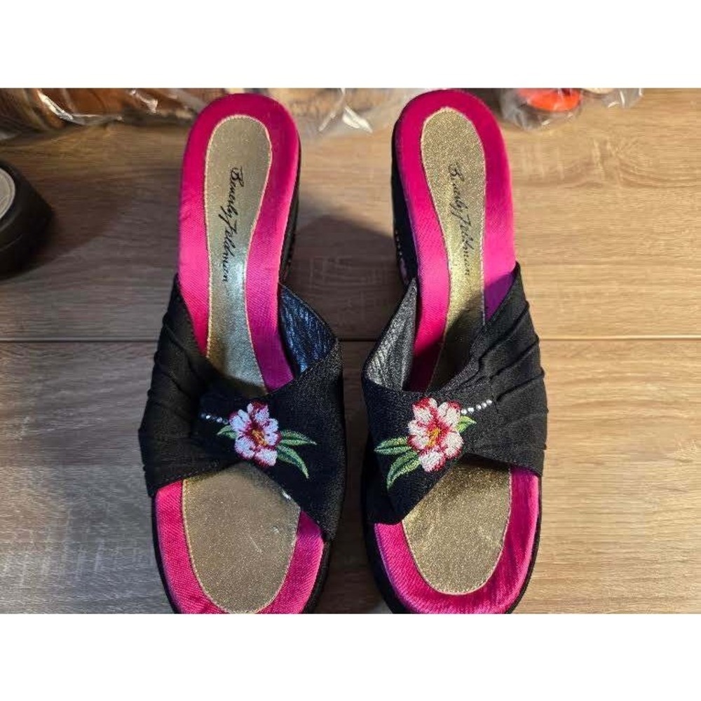 Beverly Feldman Black Tropical Parrot Floral Embroidered Wedge Sandals 9M